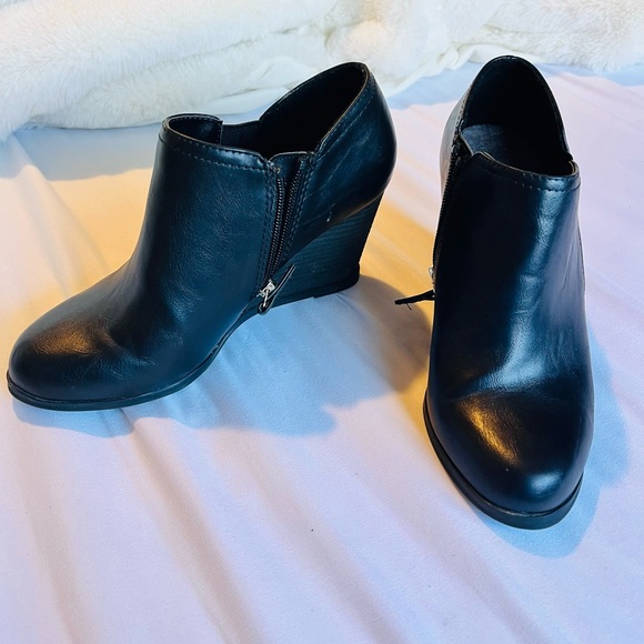 Dr. Scholl's Black Wedge Ankle Booties 7 - Picture 11 of 11